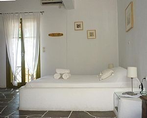 Superior double / triplre room ( stone tiled bed ) - ( χτιστό κρεβάτι )